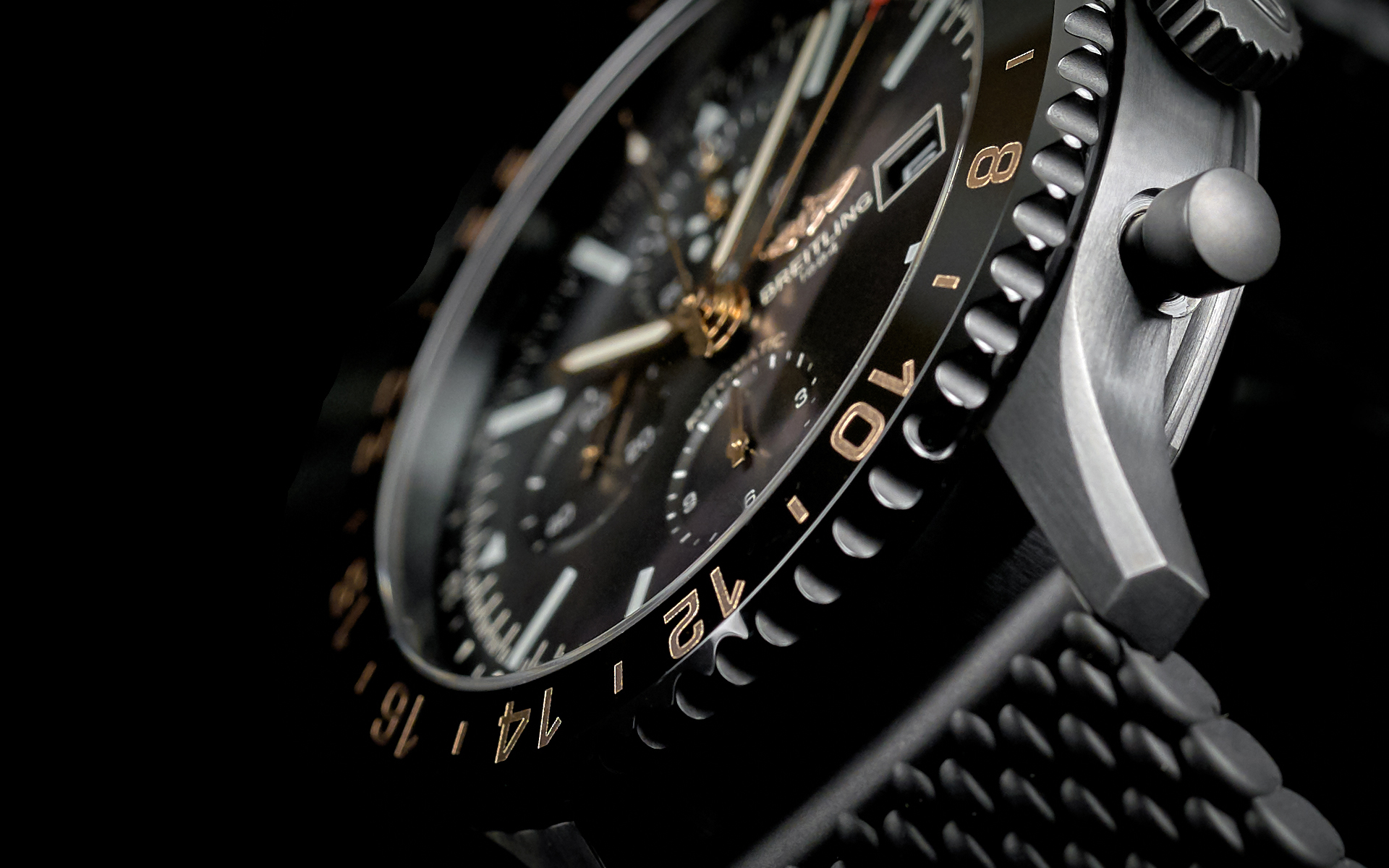 A close up view of the bezel and lug of the Breitling Chronoliner.
